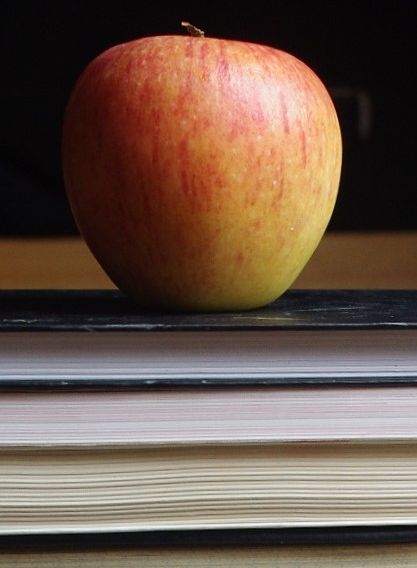 Apfel auf einem Bücherstapel