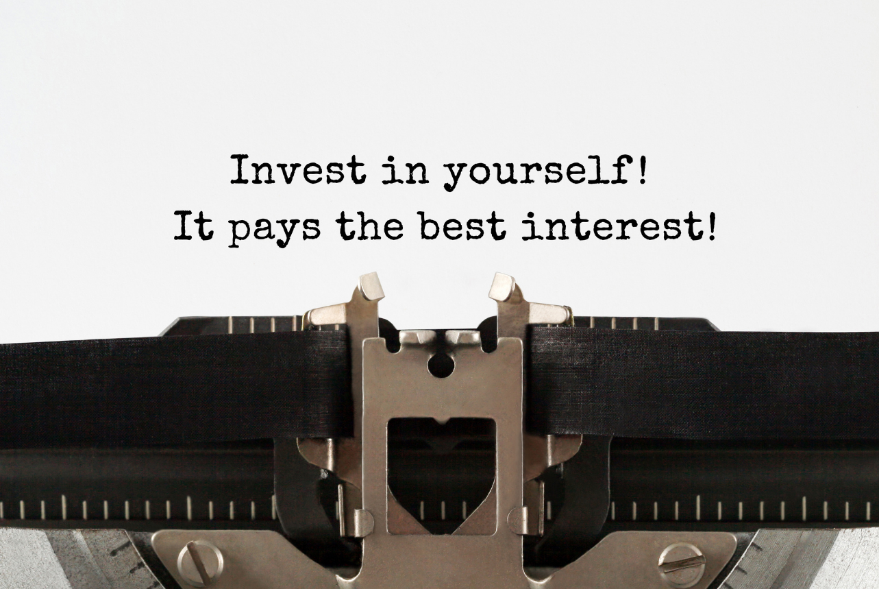 Schreibmaschine mit Blatt, auf dem steht: Invest in yourself! It pays the best interest!