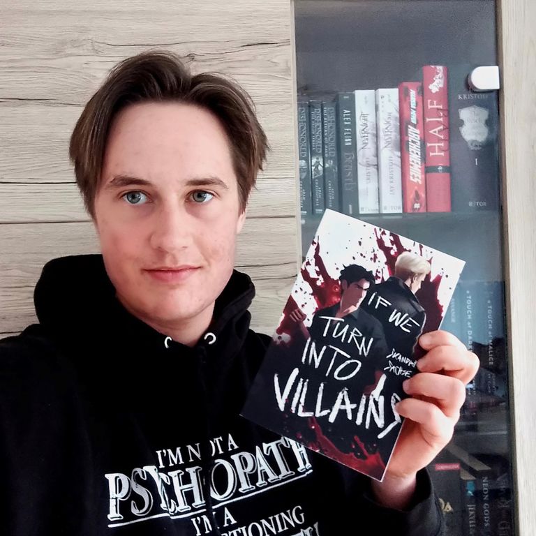 Skandar Sachse mit seinem Buch If we turn into Villains