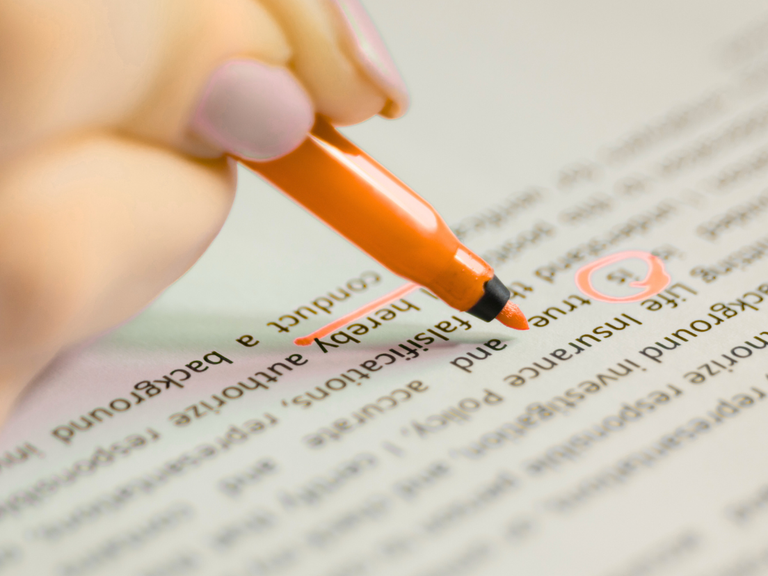 Text wird markiert durch orangefarbenen Stift
